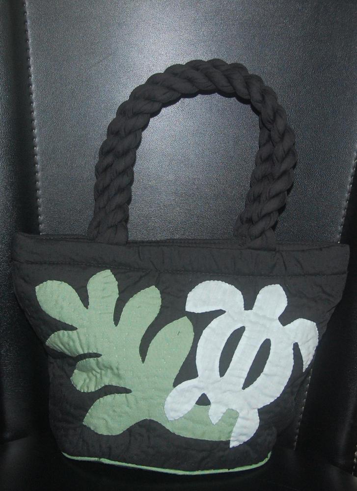 Hawaiian Black Turtle Leaf Quilt Hangbag